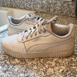 Women’s White Puma Carina Low-Top Tennis Shoes. Size 8.5